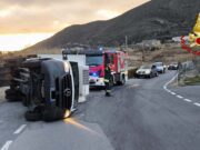 Furgone ribaltato a Toirano: l’intervento dei Vigili del Fuoco Furgone ribaltato a Toirano: l'intervento dei Vigili del Fuoco