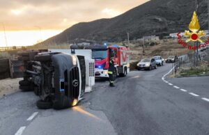 Furgone ribaltato a Toirano: l’intervento dei Vigili del Fuoco Furgone ribaltato a Toirano: l'intervento dei Vigili del Fuoco
