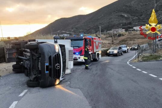 Furgone ribaltato a Toirano: l’intervento dei Vigili del Fuoco Furgone ribaltato a Toirano: l'intervento dei Vigili del Fuoco