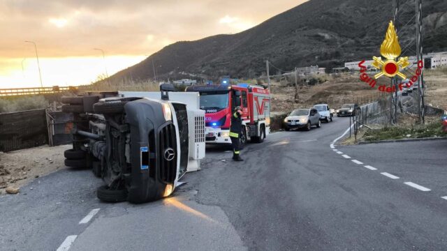 Furgone ribaltato a Toirano: l'intervento dei Vigili del Fuoco