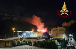 Incendio boschivo ad Arenzano: Vigili del Fuoco in azione dall’alba, area contenuta a mille metri quadrati Incendio boschivo ad Arenzano: Vigili del Fuoco in azione dall’alba, area contenuta a mille metri quadrati