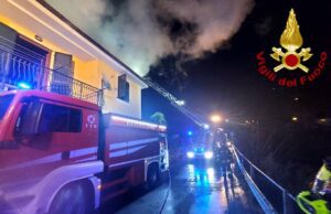 Incendio in una villa ad Avegno, intervento notturno dei pompieri Incendio in una villa ad Avegno, intervento notturno dei pompieri