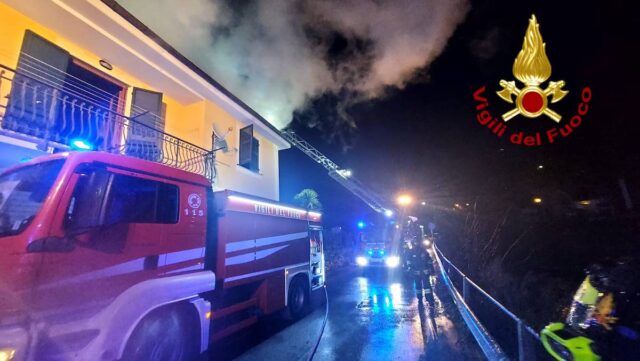 Incendio in una villa ad Avegno, intervento notturno dei pompieri Incendio in una villa ad Avegno, intervento notturno dei pompieri