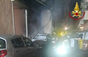 Auto in fiamme a Chiavari in corso Lavagna: danni a gas ed elettricità, una donna evacuata Auto in fiamme a Chiavari in corso Lavagna: danni a gas ed elettricità, una donna evacuata
