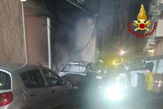 Auto in fiamme a Chiavari in corso Lavagna: danni a gas ed elettricità, una donna evacuata Auto in fiamme a Chiavari in corso Lavagna: danni a gas ed elettricità, una donna evacuata