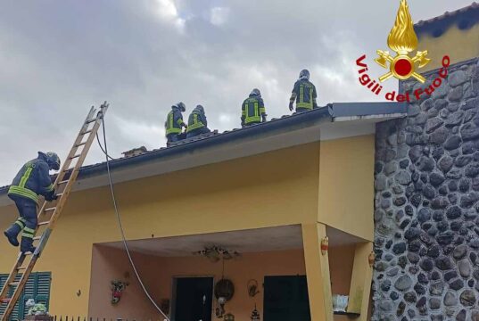 Lumarzo: incendio devasta il tetto di un’abitazione a Scagnelli Lumarzo: incendio devasta il tetto di un'abitazione a Scagnelli