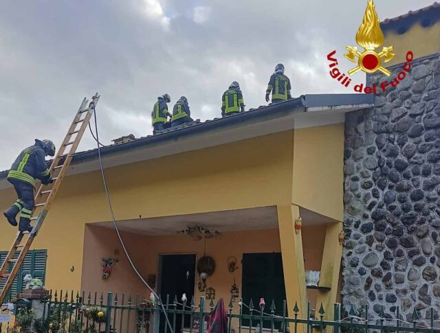 Lumarzo: incendio devasta il tetto di un'abitazione a Scagnelli