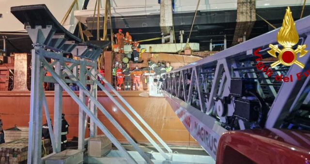 vvf soccorso operaio terminal rinfuse Operaio ferito su una nave al porto di Genova