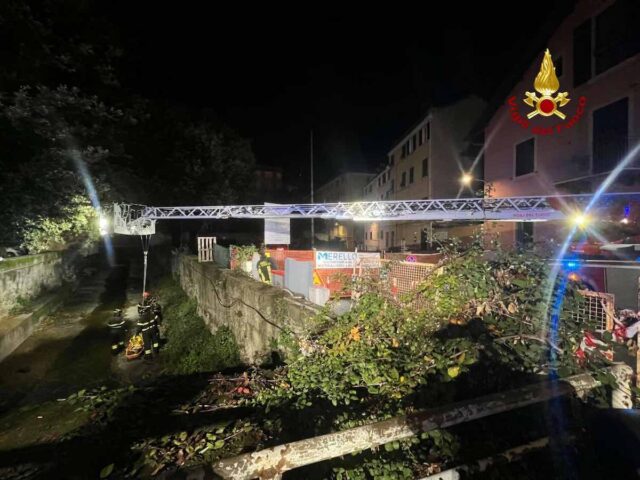 Cade nel rio a Sestri Ponente, giovane soccorso all’alba