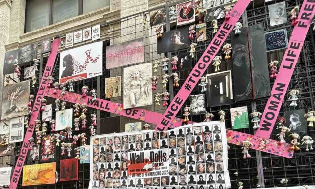 Wall of Dolls ricorda Galeppini e le vittime di Crans-Montana Wall of Dolls ricorda Galeppini e le vittime di Crans-Montana