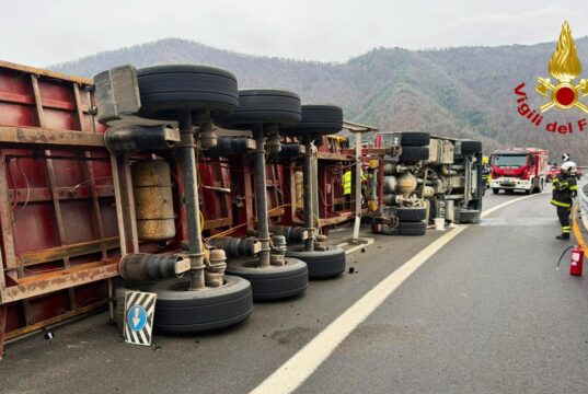 Incidente sull’A6 Torino-Savona: tir ribaltato al km 118