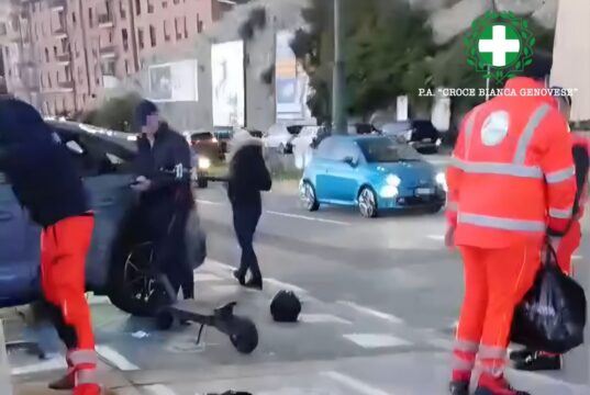 Scontro tra auto e monopattino in corso Italia a Genova