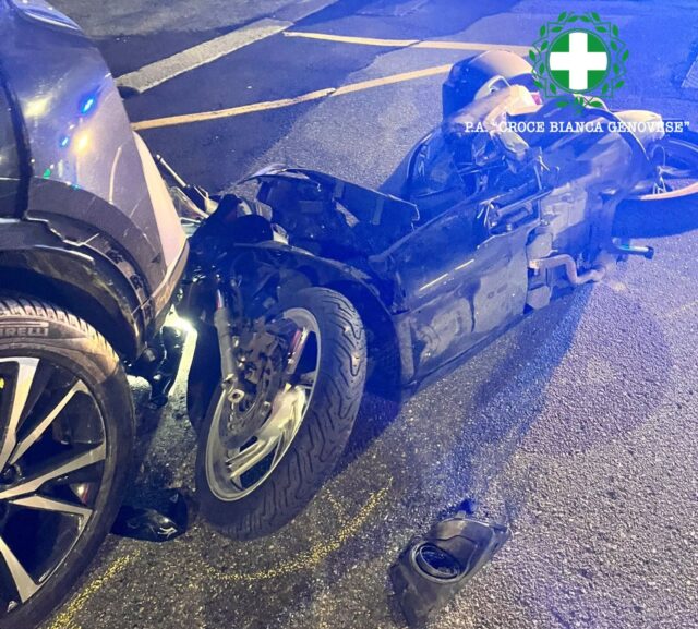 Genova, scontro auto-scooter e fuga: ferito un 39enne