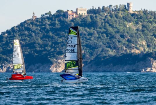 Tommaso Boiocchi doma la flotta WASZP alla Carnival Alassio Tommaso Boiocchi doma la flotta WASZP alla Carnival Alassio