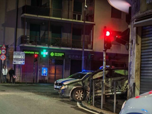 Genova, scontro tra auto e ambulanza in corso Europa