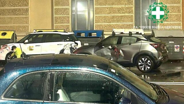 Genova, incidente in piazza Palermo: scontro tra auto e scooter