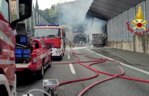 Camion in fiamme sulla A10 a Pegli: autostrada chiusa Camion in fiamme sulla A10 a Pegli: autostrada chiusa
