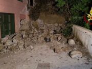 Crollo muro al Passo Barsanti a Castelletto: Vigili del Fuoco al lavoro