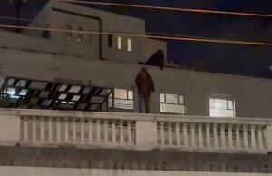 Genova, uomo sulla balaustra sopra XX Settembre Genova, uomo sulla balaustra sopra XX Settembre