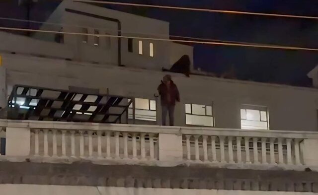 Genova, uomo sulla balaustra sopra XX Settembre Genova, uomo sulla balaustra sopra XX Settembre