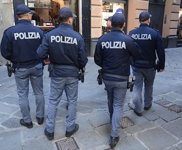 polizia centro sotrico Genova, controlli nel centro storico: 80 identificati