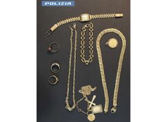 Truffa dei falsi carabinieri: arrestata donna con gioielli Truffa dei falsi carabinieri: arrestata donna con gioielli