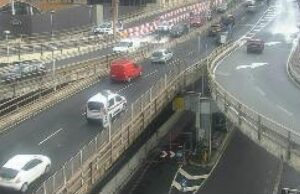 Auto si ribalta sulla Sopraelevata, chiusa la rampa per Genova Ovest Auto si ribalta sulla Sopraelevata, chiusa la rampa per Genova Ovest