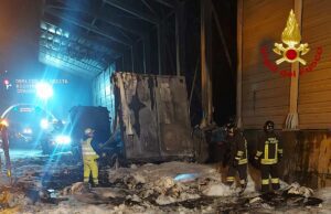 A10 Genova, camion incendiato: riaperto all’alba il tratto A10 Genova, camion incendiato: riaperto all'alba il tratto